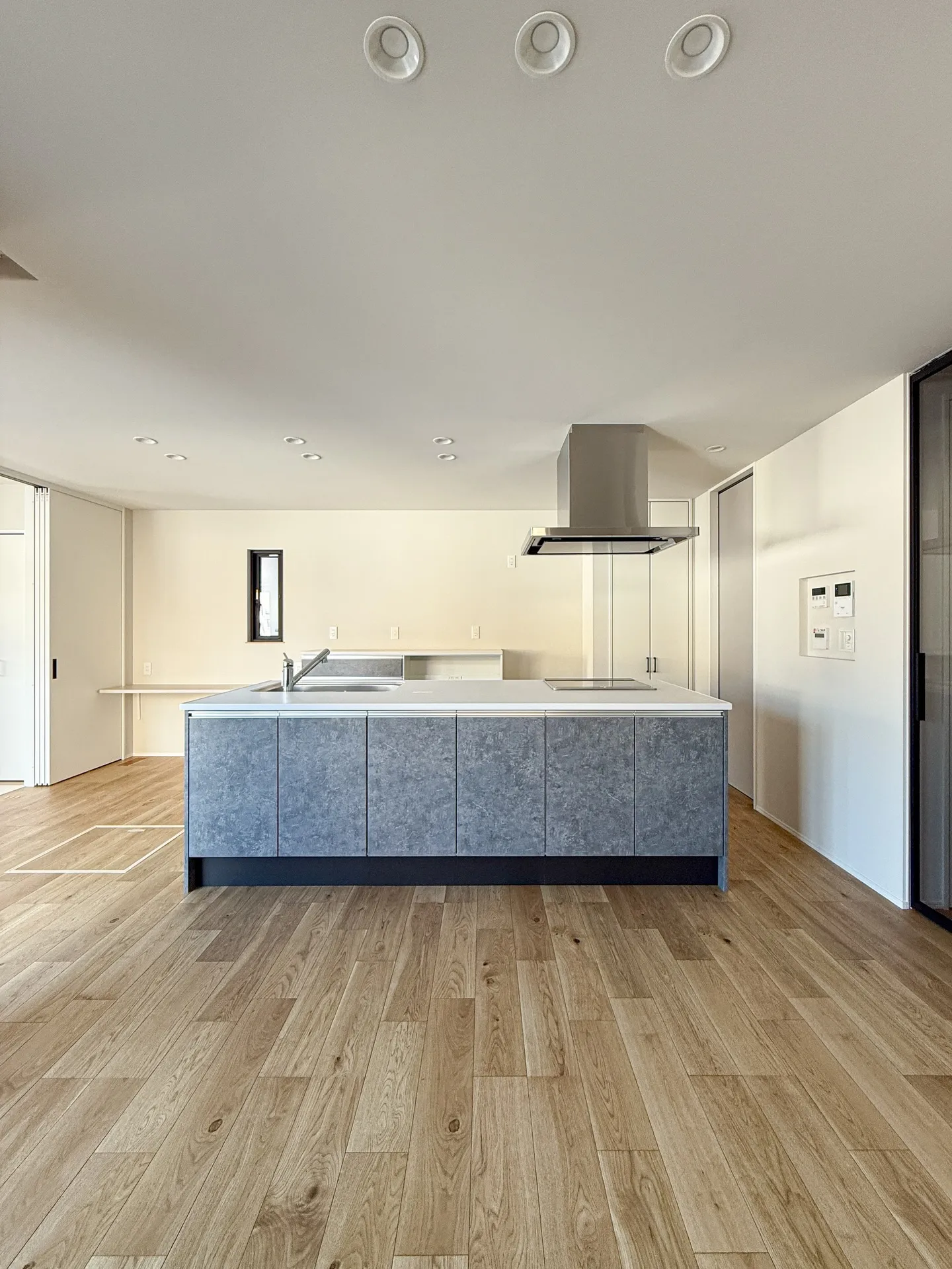 シンプルながらも存在感のある、アイランドキッチン🍳