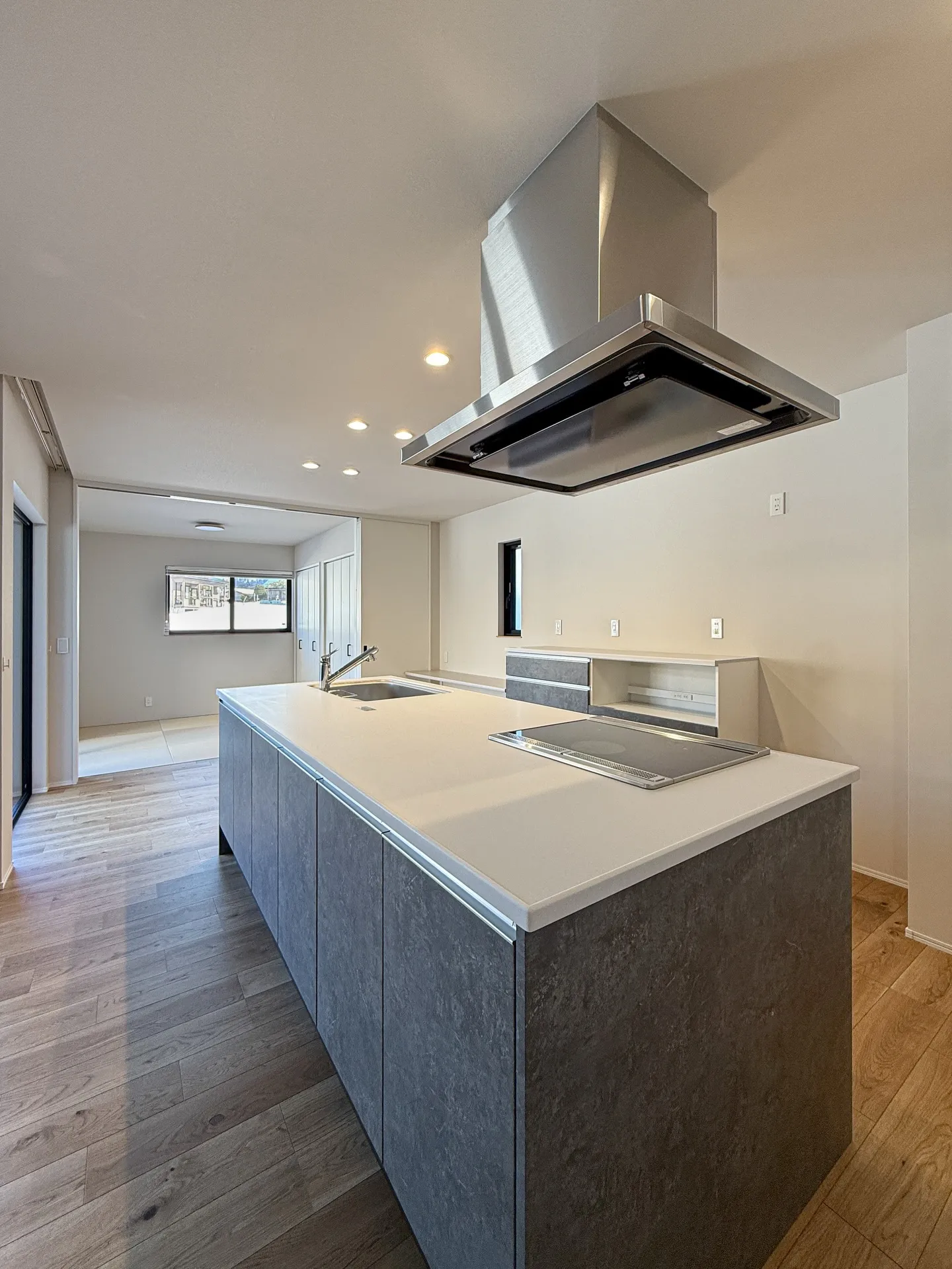 シンプルながらも存在感のある、アイランドキッチン🍳