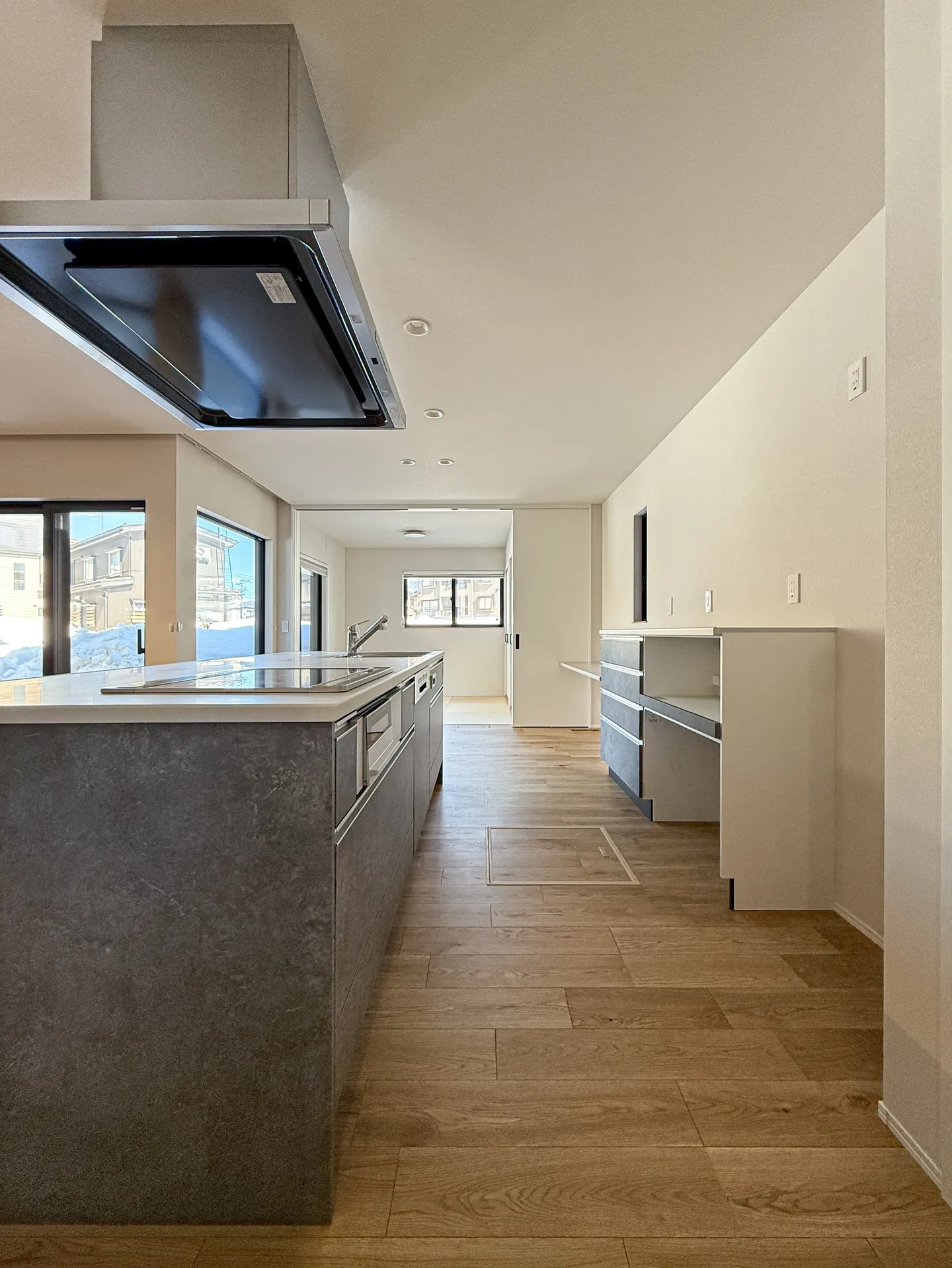 シンプルながらも存在感のある、アイランドキッチン🍳