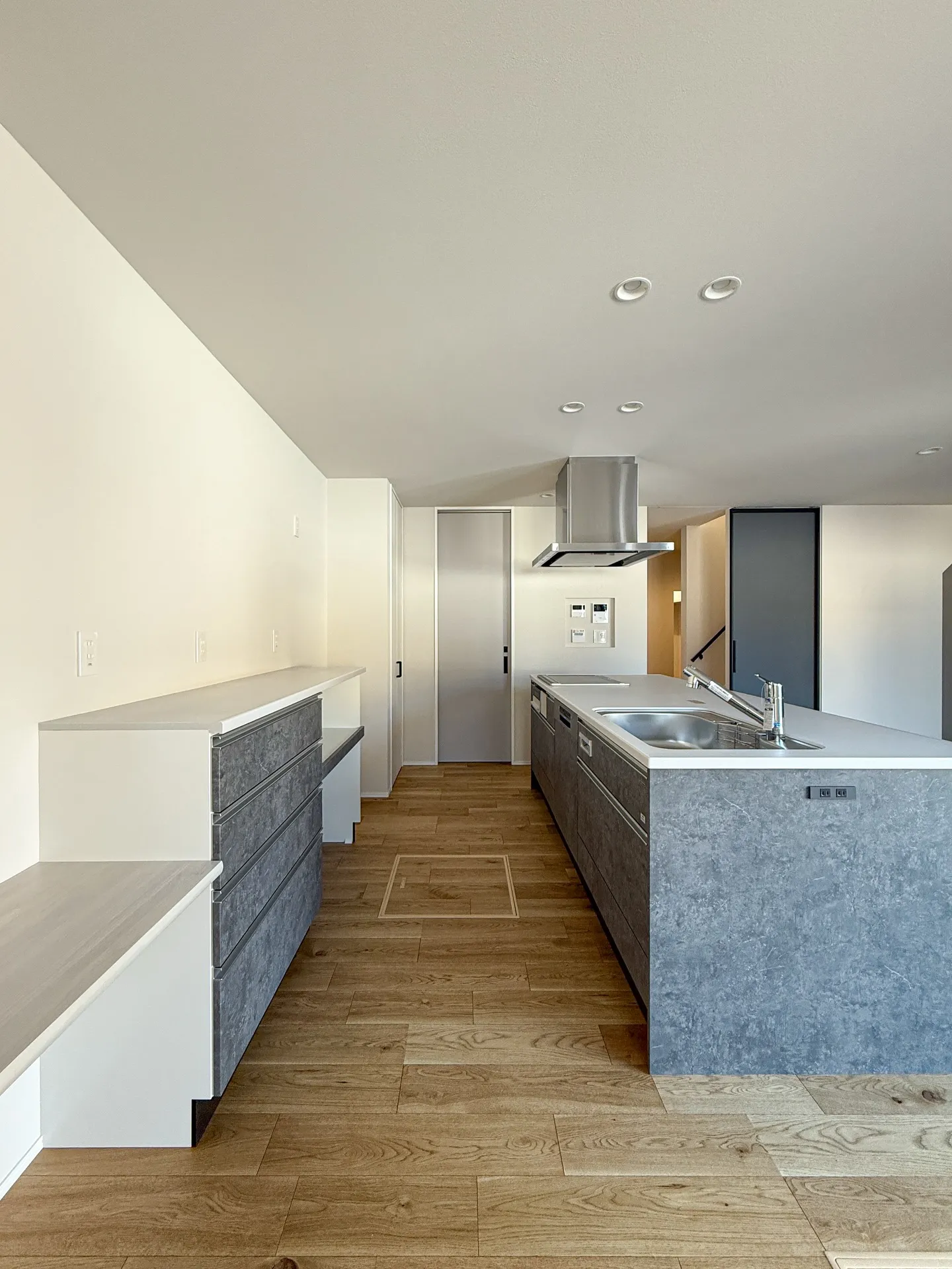 シンプルながらも存在感のある、アイランドキッチン🍳