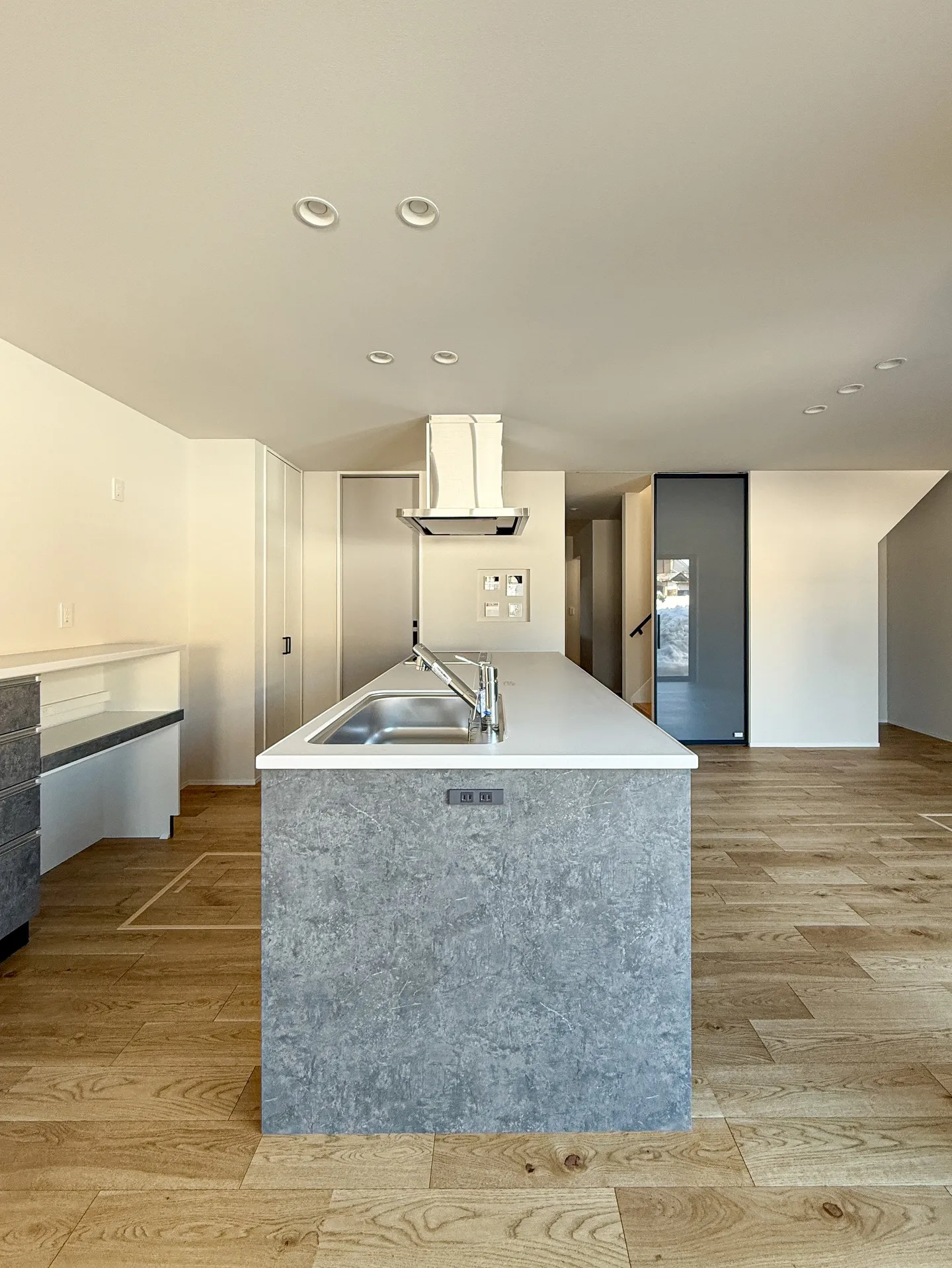 シンプルながらも存在感のある、アイランドキッチン🍳