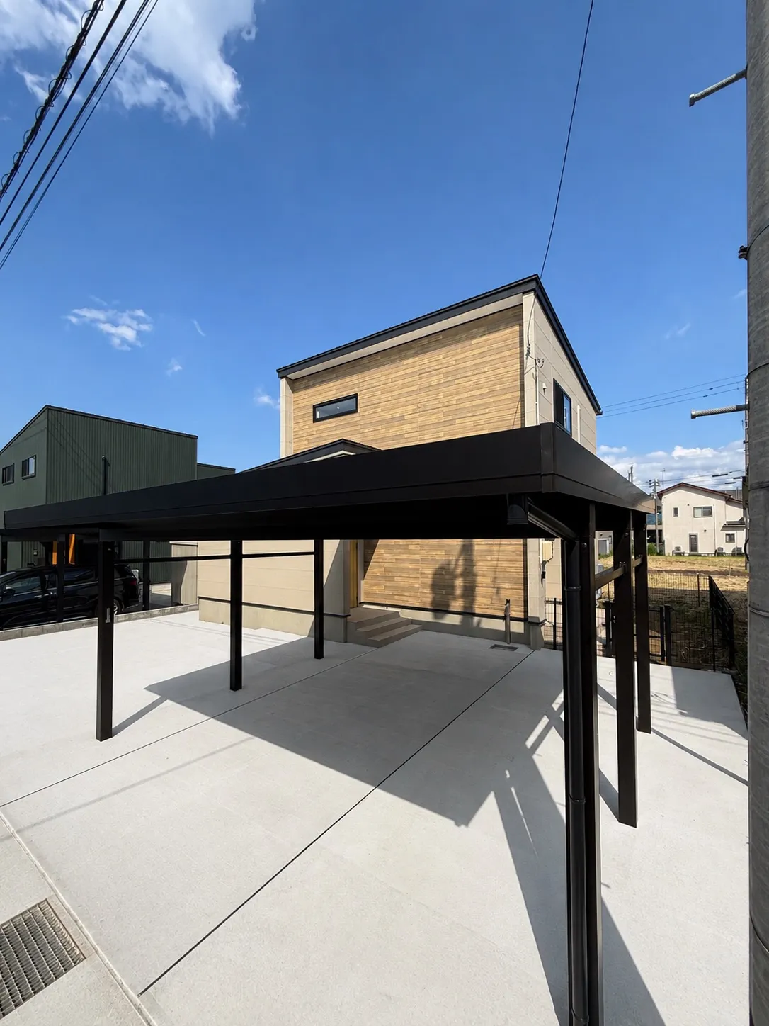 木のぬくもりを感じるやさしい色合いの外観🏠