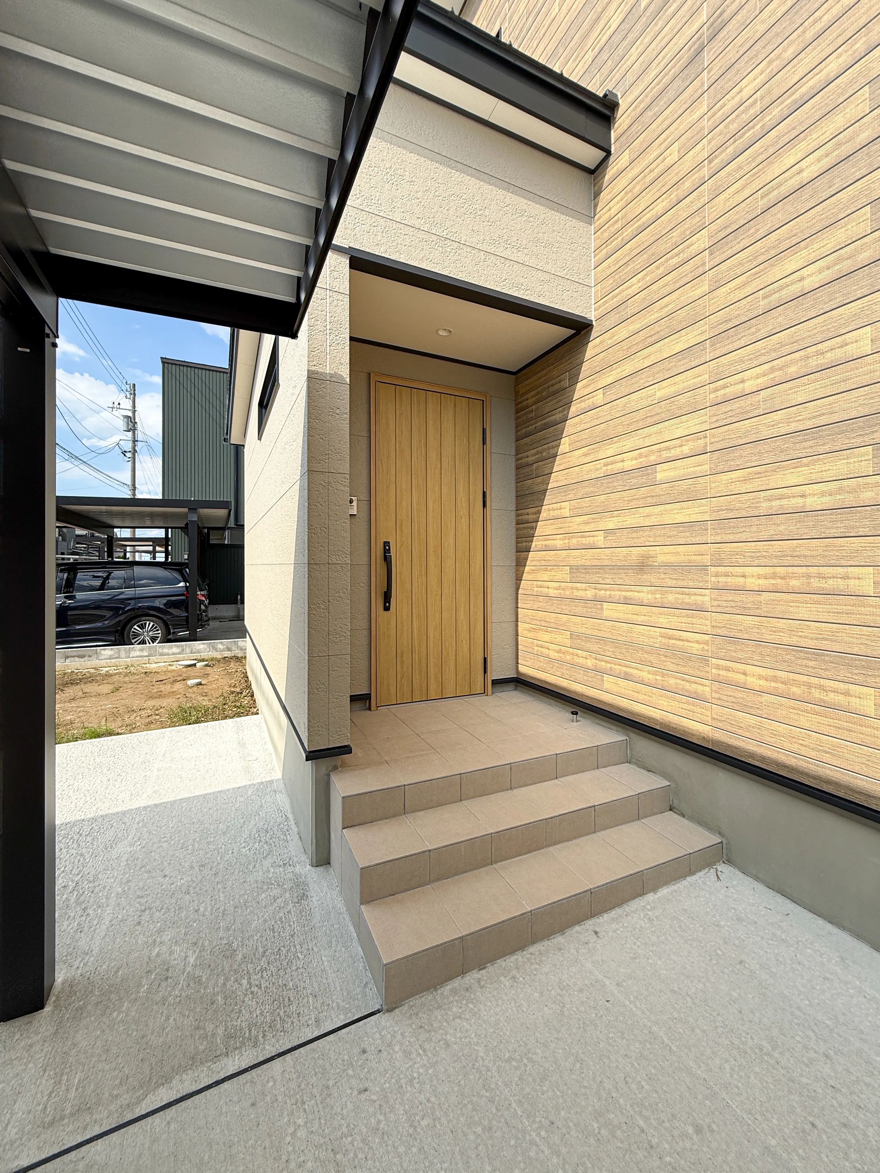 木のぬくもりを感じるやさしい色合いの外観🏠