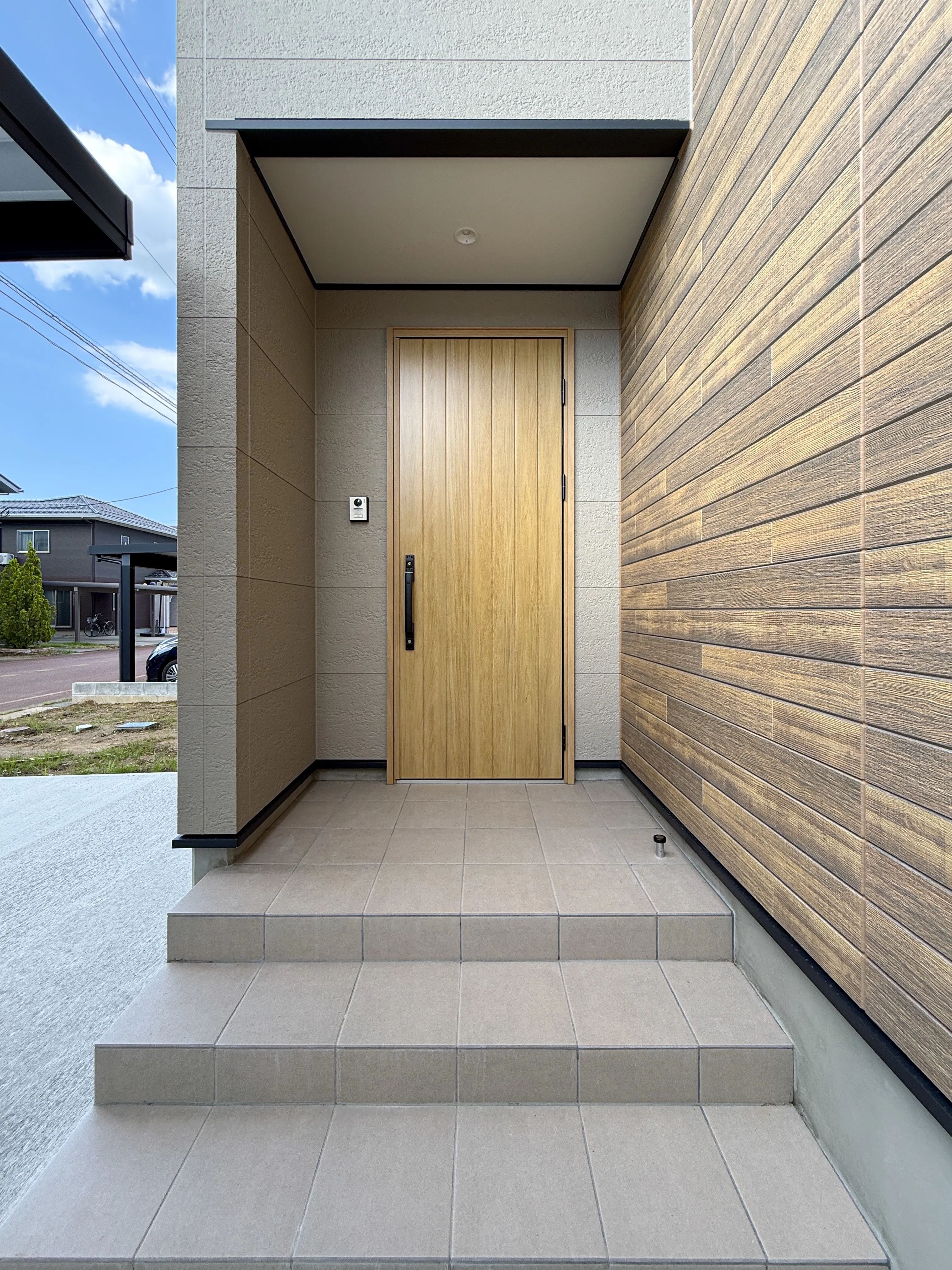 木のぬくもりを感じるやさしい色合いの外観🏠