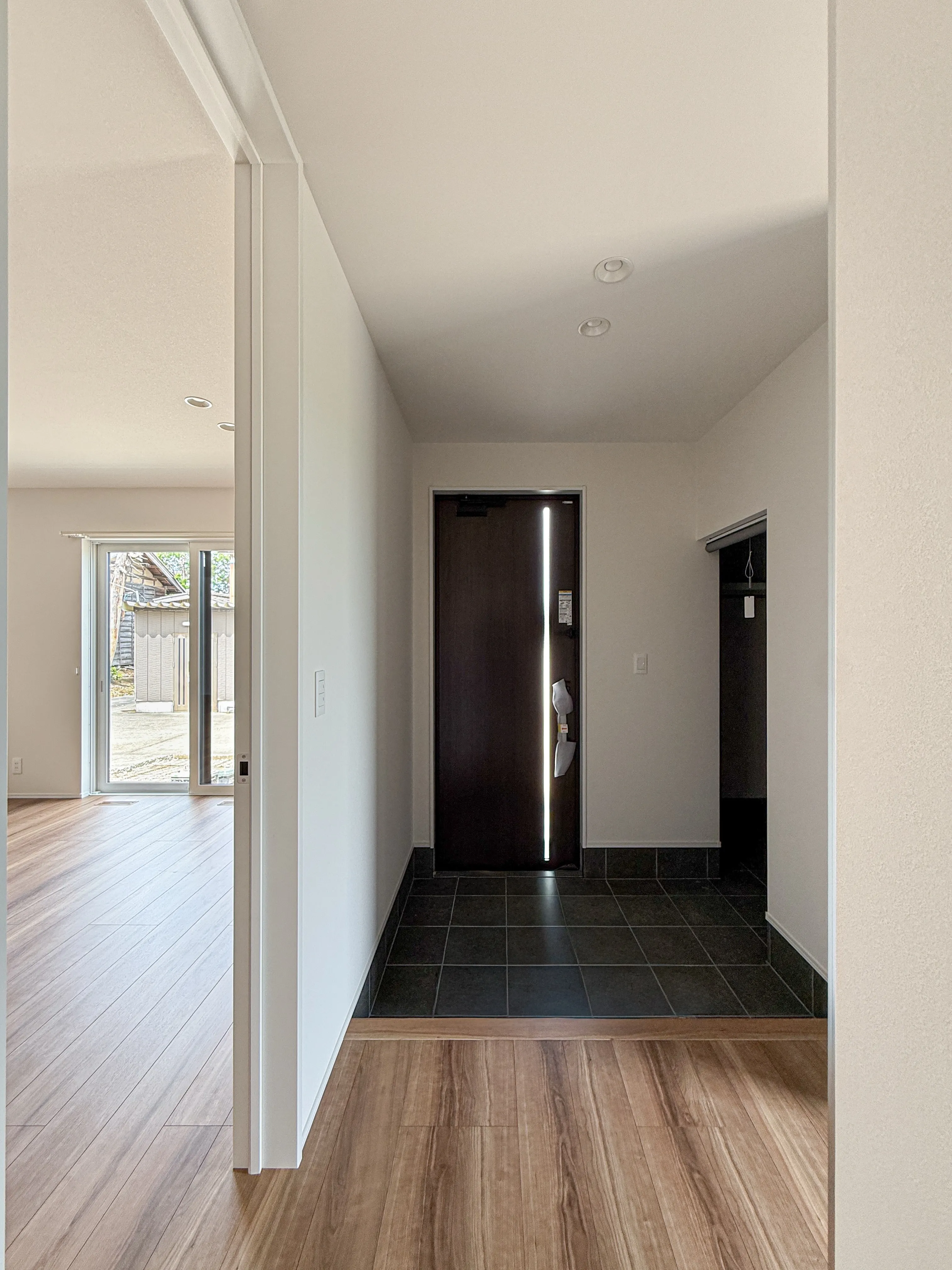 玄関の主役はこの壁